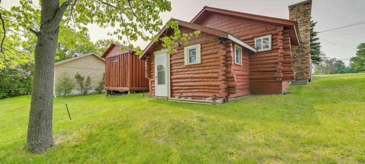 Cozy Houghton Lake Vacation Rental w/ Fireplace! Hotels in Roscommon County