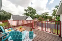 Juniper Cottage 2Br Guesthouse with Balcony Near Downtown Houston
