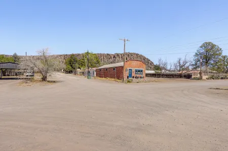 Southwest Escape in Fort Davis Walk to Dining!