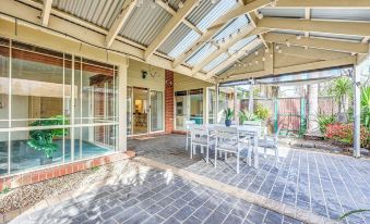 Stayau Family Retreat w/Pool Table in Cranbourne