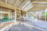 Stayau Family Retreat w/Pool Table in Cranbourne Hotels in Cranbourne