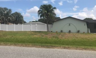 Bright Venice Home with Yard Less Than 4 Miles to Beach! - Housity