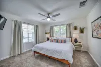 Luxury Lakefront Oasis with Boat Dock-Firepit Hotels in McQueeney