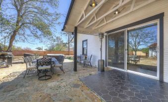 Brand New Private Pool and Hot-Tub Near Main!