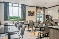 Quality Suites - breakfast