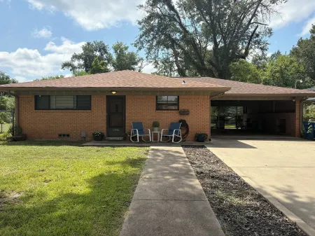 Kirk’s Kilgore Kottage - 3 bedrooms, 2 bath House