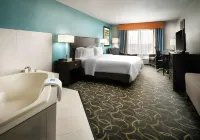 Holiday Inn Express & Suites DFW Airport - Grapevine