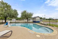 Days Inn by Wyndham McKinney - Pools