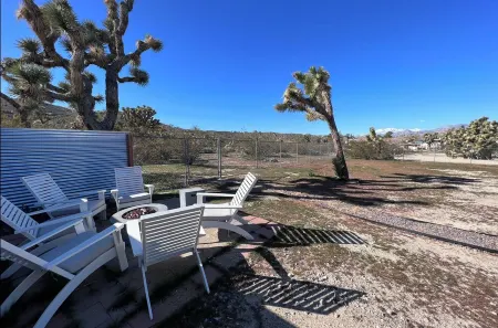 Corral Acres Estate | Hot Tub, Cowboy Pool, Fire Pit, 1.5 Acres Отели рядом с достопримечательностью «Юкка Вэлли Элементари Скул»