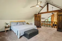 Sky View Chalet by AvantStay Stunning Interior Spacious Deck Hot Tub View