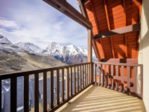 4 Rooms for 10 People