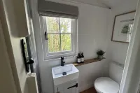 Shepherd's Hut - Sleeps 2 - Pet Friendly - Parking