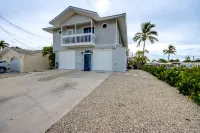 Tropical Oasis Pool Kayak Bikes fish from dock Hotels in Matlacha