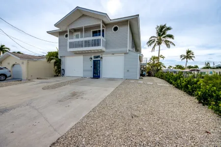 Tropical Oasis Pool Kayak Bikes fish from dock Отели в г. Matlacha