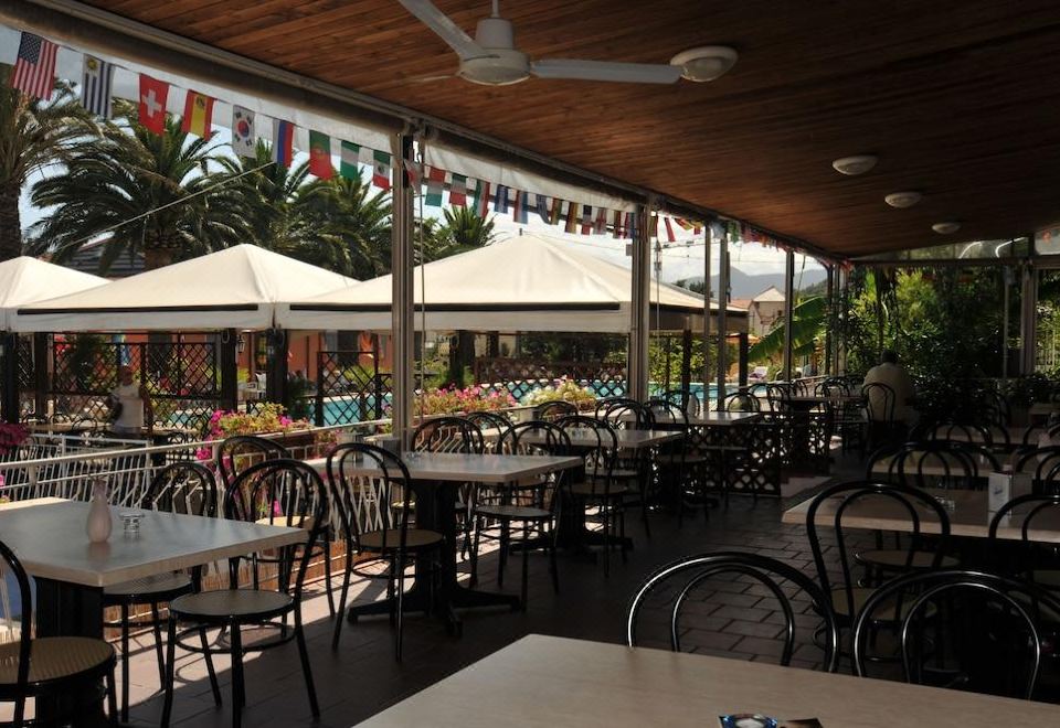 Residence Il Borgo Degli Ulivi Resort의 야외 수영장 또는 객실 내부