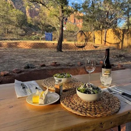 Red rock views ♦ Private access to the forestry ♦ The perfect romantic escape