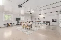 99 Palms Event Venue: Barn, Grass, Pool, Games, 6 Beds