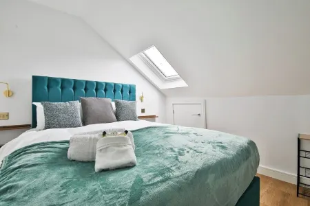 North Road New Luxe Flats with Parking Отели в г. Лланедирн