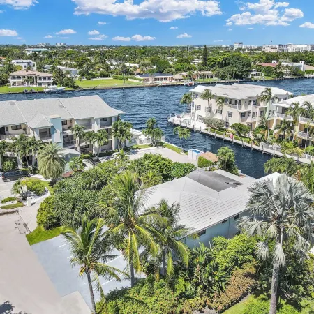 Beautiful & Spacious Waterfront Condo, Walk to the Beach, on Canal, 2 Bed/2 Bath