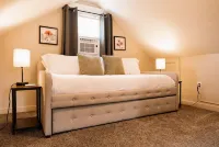 Cozy 3 Bedroom Bungalow Near Great Lakes Crossing & Pine Knob