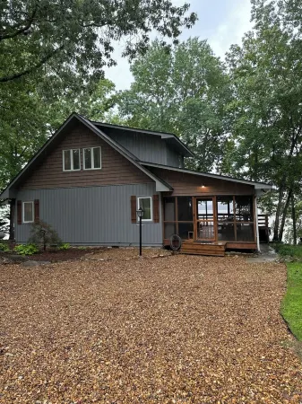 Lake House Cabin 3Br/2BA Sleeps 6 Water Front with Private Boat Dock for Fishing