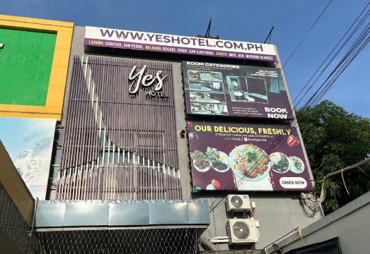 예스 호텔 모던한 로비 또는 외관