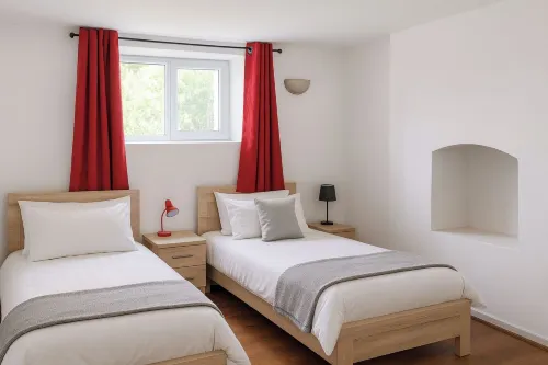 2 Bed Villa - Sleeps 7 - Private Garden - Parking - Apartments