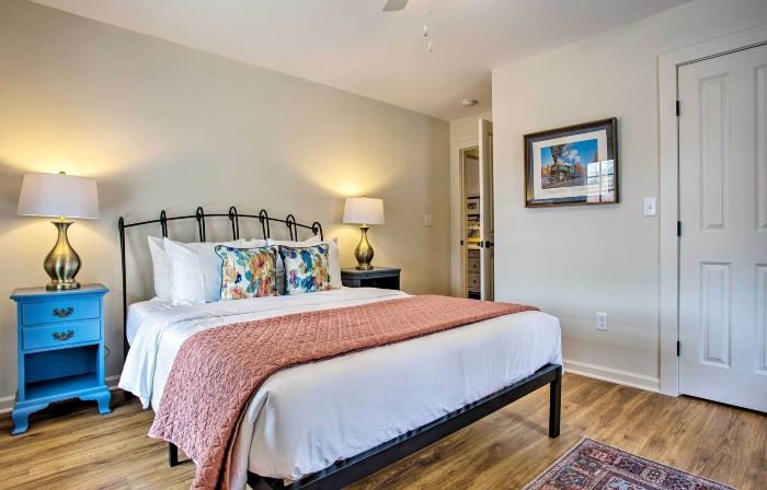 Walk to Dining Saluda Main Street Retreat!