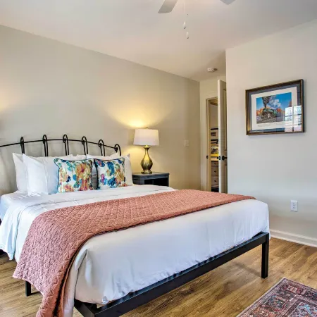 Walk to Dining Saluda Main Street Retreat!