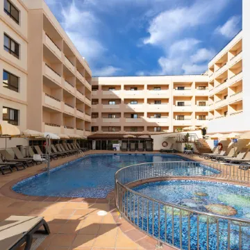 Invisa Hotel la Cala Отели рядом с достопримечательностью «Пристань для яхт Санта-Эулалия»