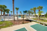 Screened Porch + Pool Access: Cozy Sebring Condo