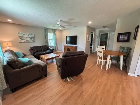 Adorable 2 bed, 2 bath guest house, pet friendly