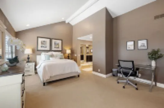 Primary Bedroom+ 2 bedrooms w/Queen Beds! Near Disneyland! Private Large Pool!