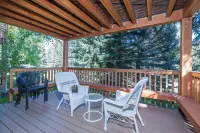 Cozy Family Sized Condo- Access to Hot Tub and Sauna- Minutes Away from Skiing
