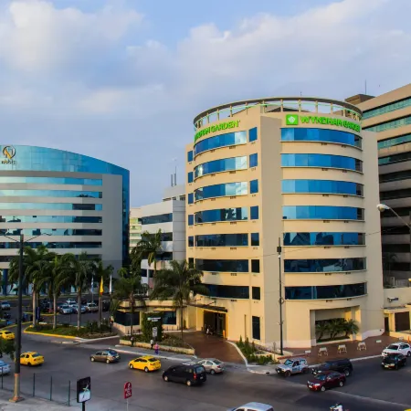 Wyndham Garden Guayaquil Отели рядом с достопримечательностью «Кеннеди»