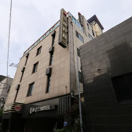 Jeju Pool House Отели рядом с достопримечательностью «Корейский политехнический университет в Чеджу»