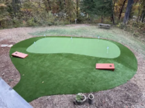 One Bedroom Relaxing Woodland Getaway with Putting Green and Walking Trails