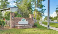 2 Mi to UF Campus: Modern Condo w/ Pool Access! - Condos