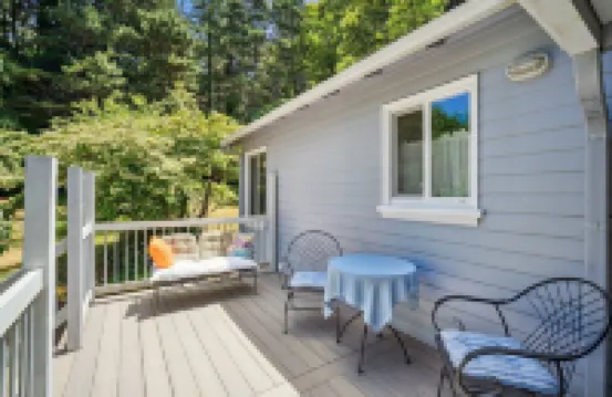 Charming Pet Friendly Coastal Getaway 3 Bedroom Home by Redawning