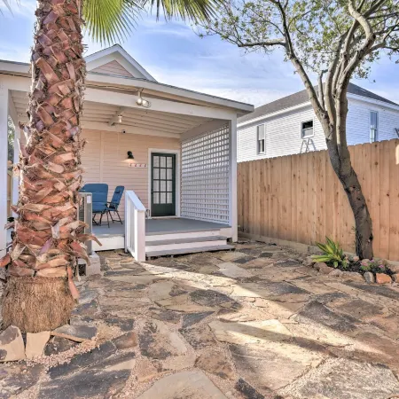 Near Beach and Strand Bright Cottage in Galveston