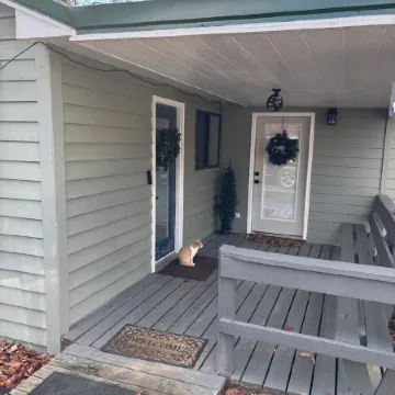 Whispering Pines - a Charming 2-bedroom cabin with WiFi, AC in serene Pipestem