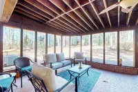 6 Mi to Dtwn: 'Macon Memories' Dog-Friendly Haven - 4-Star