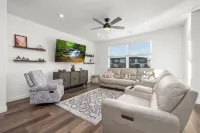 Luxury Townhome! Mountain Views! Family Amenities! Seasonal Pool & Pickleball!
