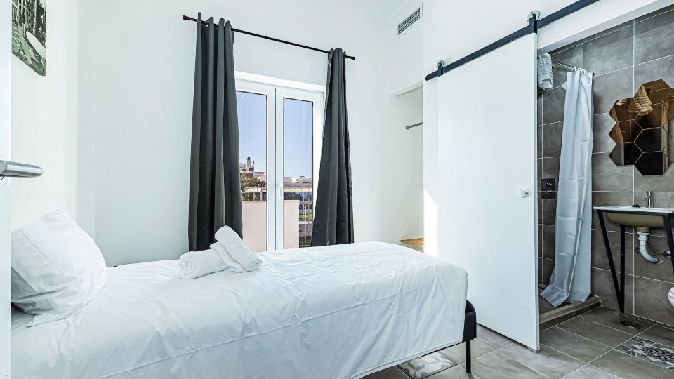 Arbutus Bed & Bar