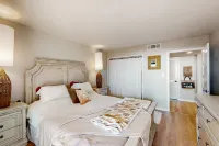 Newly Renovated Oceanfront Condo with Balcony, WiFi, W/D & Shared Pool/Tennis - Boutique