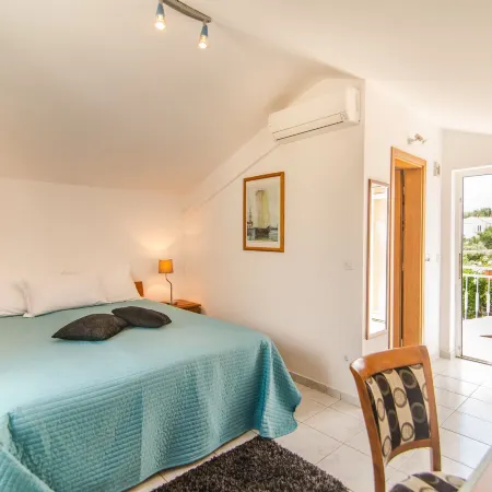 Mirca in Supetar With 7 Bedrooms and 6 Bathrooms Отели в г. Мирца