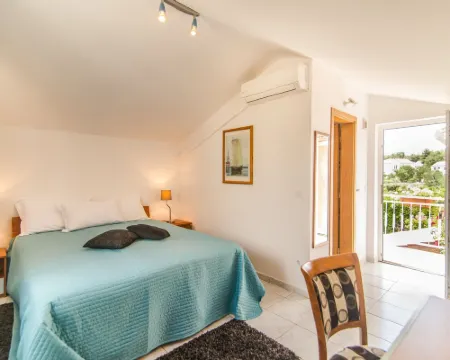 Mirca in Supetar With 7 Bedrooms and 6 Bathrooms Hoteles en Mirca