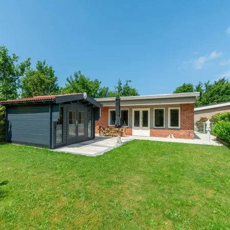 Bungalow Near Dutch Coast with Private Garden Hoteles en Callantsoog