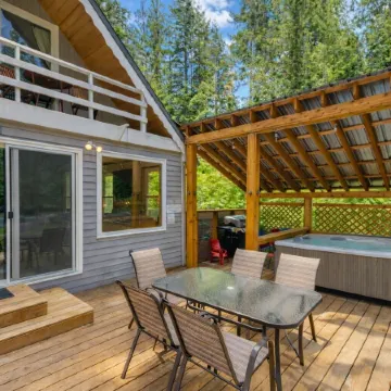 Chiwawa River Chalet 3 Bedroom Home by NW Comfy Cabins by RedAwning