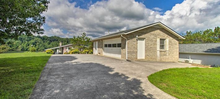 Lakefront Hiwassee Home w/ Private Dock & Deck! Hotels in Pulaski County